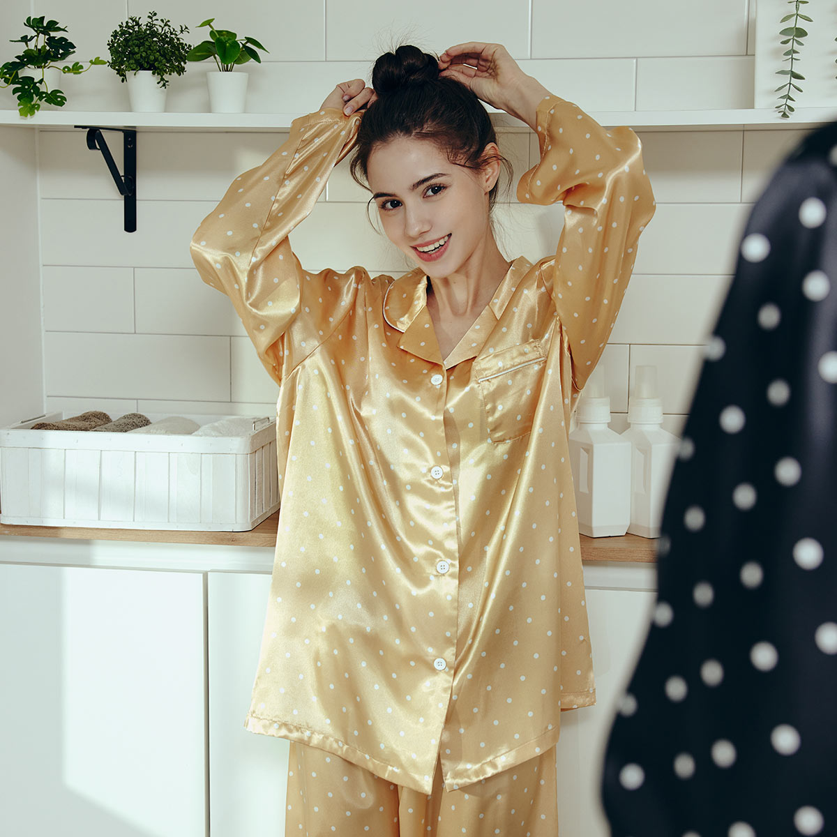실키한 소재의 도트 여성 파자마 (SPAE102W)